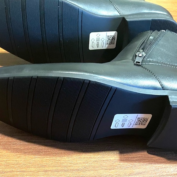 ASOS DESIGN chelsea boots in black faux leather with zips - Picture 3 of 5